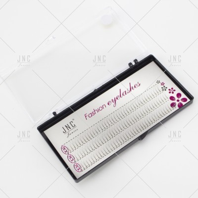 Caixa preta com pestanas artificiais e texto Fashion eyelashes