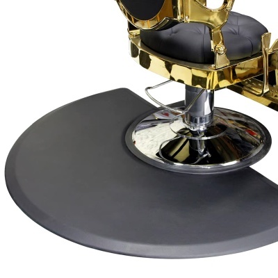 Tapete protetor cinzento meia-lua sob cadeira de cabeleireiro preta e dourada