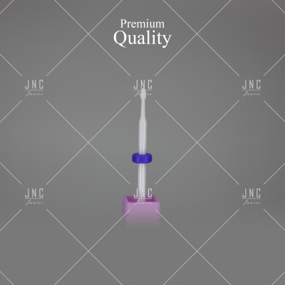 Escova interdental pequena com cabo branco e anel azul em fundo cinzento