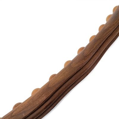 Bastão de madeira escura com protuberâncias arredondadas