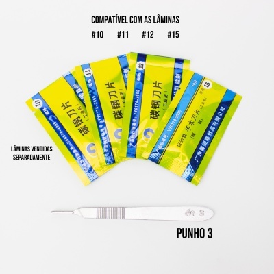 Lâminas de bisturi em embalagens amarelas e azuis e pinça branca em fundo branco