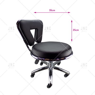 Cadeira de escritório preta com base cromada e rodízios