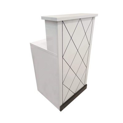 Balcão branco com padrão geométrico preto em fundo branco