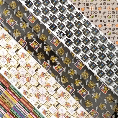 Folhas de papel autocolante com padrões e logótipos diversos coloridos