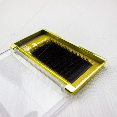 Estojo dourado com pestanas postiças negras