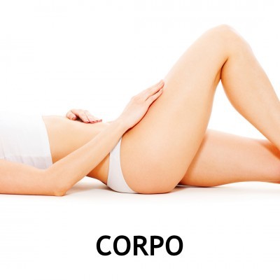 Parte inferior do corpo de mulher deitada com cueca branca sobre fundo branco com texto CORPO