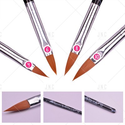 Conjunto de quatro pincéis de pintura com diferentes tamanhos e etiquetas rosas indicando os números 4, 6, 8, 10