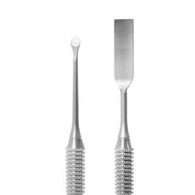 Duas lixas metálicas prateadas para calos com pega texturizada