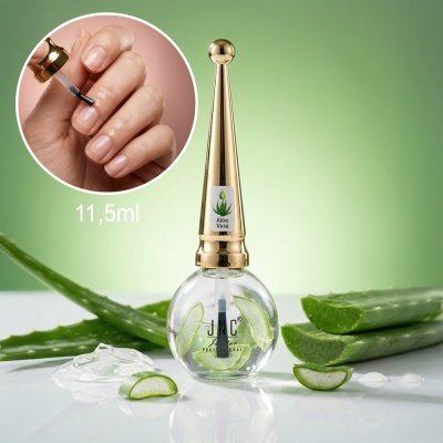 Frasco de verniz com aloe vera e unhas a aplicar verniz