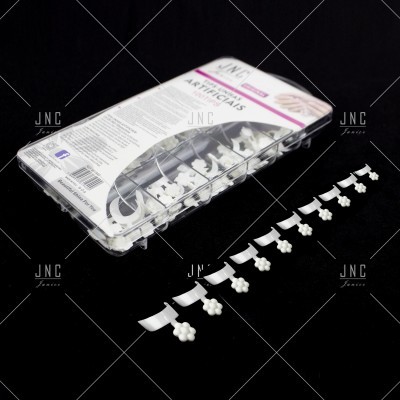 Unhas postiças artificiais brancas com acessórios florais em embalagem