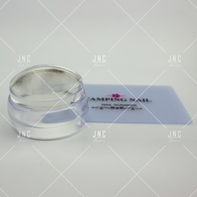 Recipiente plástico transparente com tampa e cartão branco com texto parcialmente visível