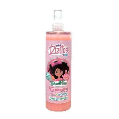 Spray desembaraçante infantil rosa 'mis Rizitos Kids' com rótulo e imagem de menina