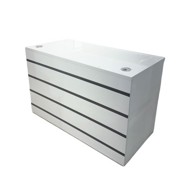 Balcão branco com linhas horizontais pretas e duas aberturas circulares no topo