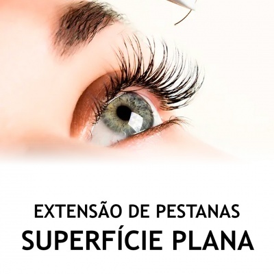 Olho com pestanas longas e texto promocional de extensão de pestanas