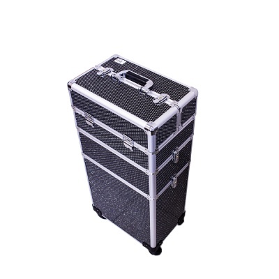 Mala de transporte preta com rodinhas e cantos metálicos