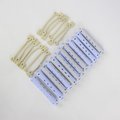 Conjunto de molas azuis e elásticos de cabelo bege sobre fundo branco