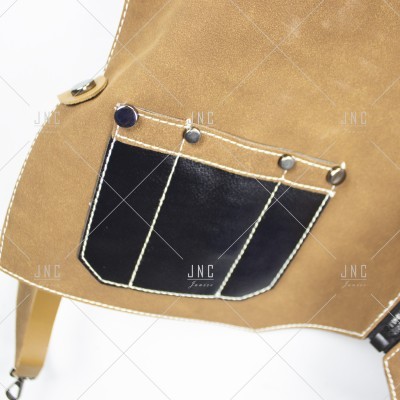 Bolsa de couro castanho com bolso preto e costuras visíveis