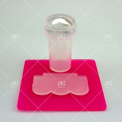 Conjunto de ferramenta em silicone rosa com carimbo metálico e base quadrada
