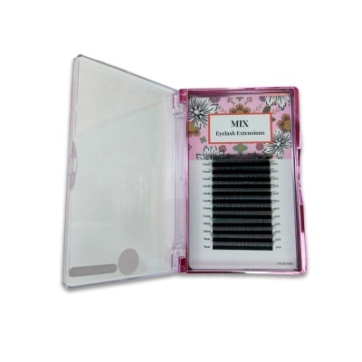 Estojo transparente com extensões de pestanas mix em fundo floral.