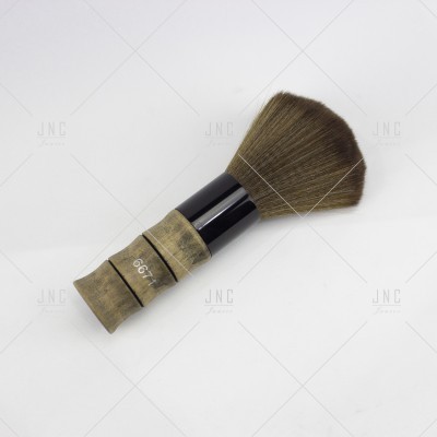 Pincel de maquilhagem com cabo em madeira clara e cerdas castanhas.