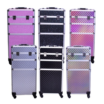 Malas de rodinhas em várias cores e padrões, empilhadas verticalmente