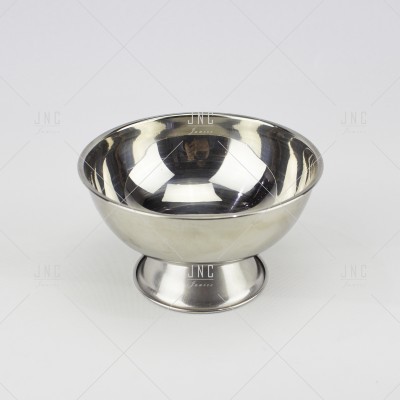 Taça de metal prateado com base cónica sobre fundo branco