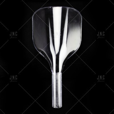 Pá plástica transparente com cabo rosqueado em fundo preto