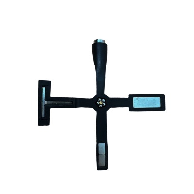 Dispositivo tecnológico preto com quatro braços e componentes metálicos sobre fundo branco