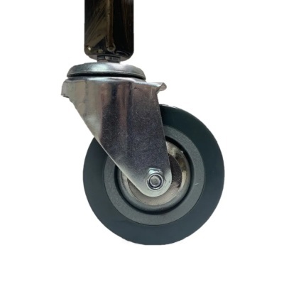 Roda giratória preta com aro metálico prateado