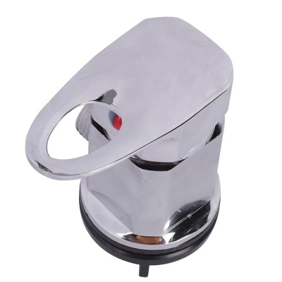 Torneira cromada para lavatório com alavanca oval e detalhes vermelho e azul