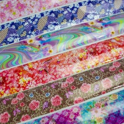 Vários rolos de papel autocolante decorativo com padrões florais coloridos