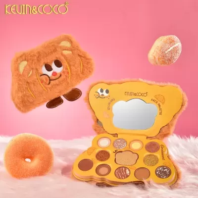 Paleta de maquilhagem felpuda KEVIN&COCO com 12 cores e espelho interior, sobre fundo cor-de-rosa