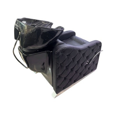 Cadeira de salão preta com lava-cabeças e assento capitonê em fundo branco