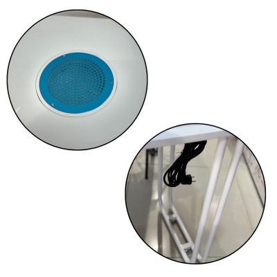 Detalhes de um dispositivo branco com orifício azul perfurado e estrutura metálica com cabo preto