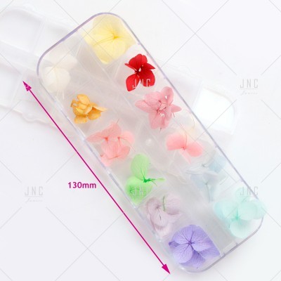 Estojo transparente com flores artificiais coloridas em separadores