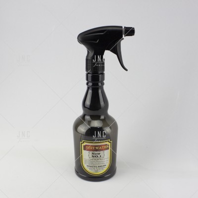 Frasco pulverizador preto com etiqueta 'JUST WATER New No.1 BEAUTY SALON'