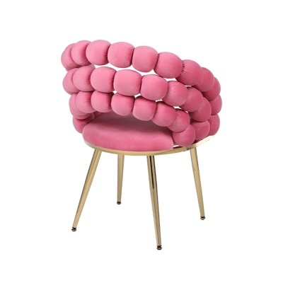 Cadeira rosa com assento acolchoado e pernas douradas