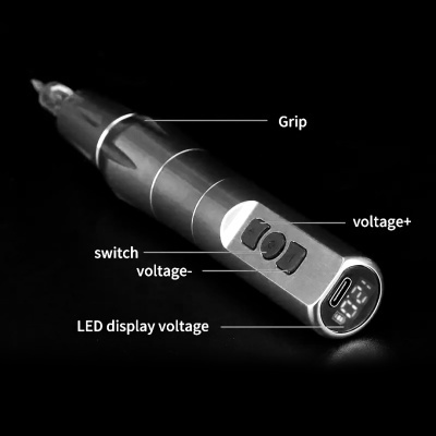 Máquina de tatuagem metálica com controle de voltagem e display LED em fundo preto