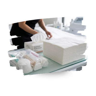 Lenços faciais descartáveis brancos e produtos de higiene sobre mesa de vidro