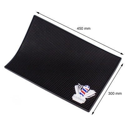 Tapete preto de borracha com textura e logótipo BARBER com tesoura e tubo às riscas.