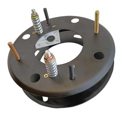 Base de montagem metálica preta com parafusos em fundo branco