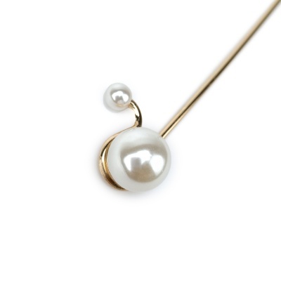 Alfinete com pérolas em fundo branco