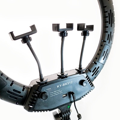 Ring light preto com suportes para telemóveis em fundo branco