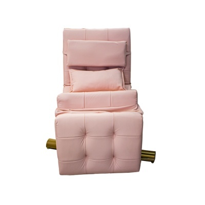 Cadeira reclinável rosa claro com almofadas e estrutura metálica dourada