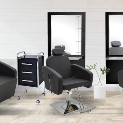 Salão de cabeleireiro com cadeiras pretas, espelhos e carrinhas de armazenamento