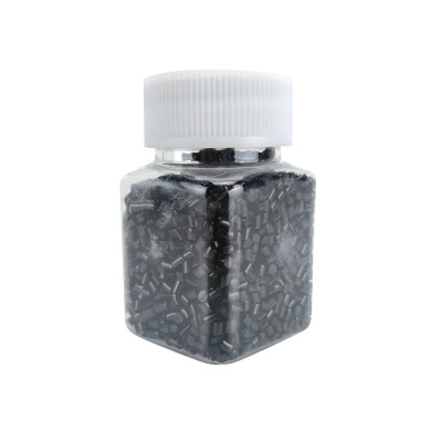 Frasco transparente com tampa branca contendo pérolas ou grânulos pretos