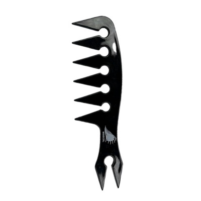Pente preto com dentes largos e duas pontas bifurcadas