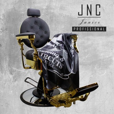 Cadeira de barbeiro preta e dourada com toalha preta e texto JNC Janice PROFISSIONAL