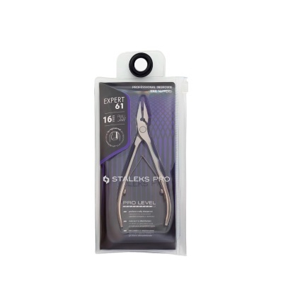 Alicate Staleks Pro Expert 61 em embalagem transparente com fundo preto e detalhes roxos