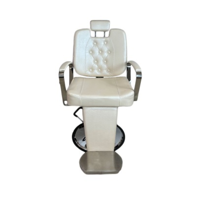 Cadeira de barbeiro branca com detalhes cromados e base metálica